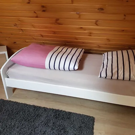 Blockhaus Mit Fahrraedern 度假居 Canow