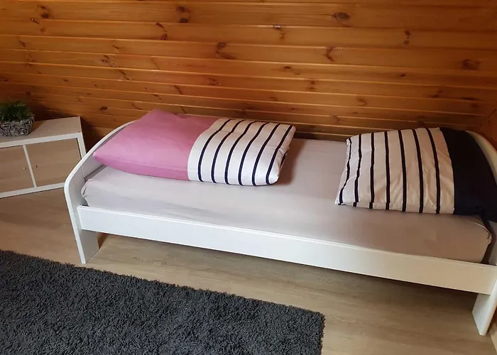 Blockhaus Mit Fahrraedern 度假居 Canow
